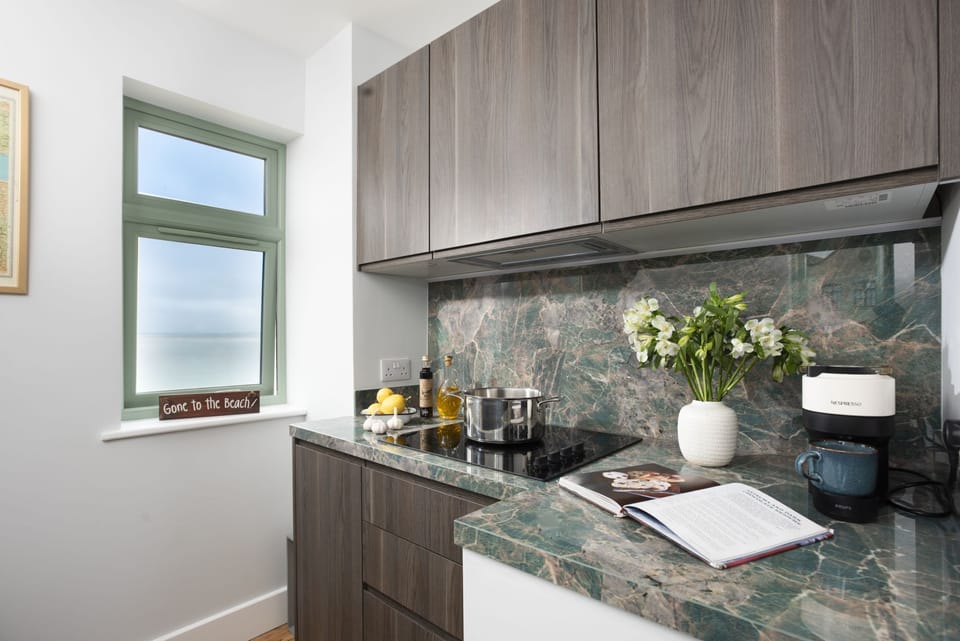 Kitchen with Nespresso coffee machine, electric hob, dishwasher - Mermaids 3