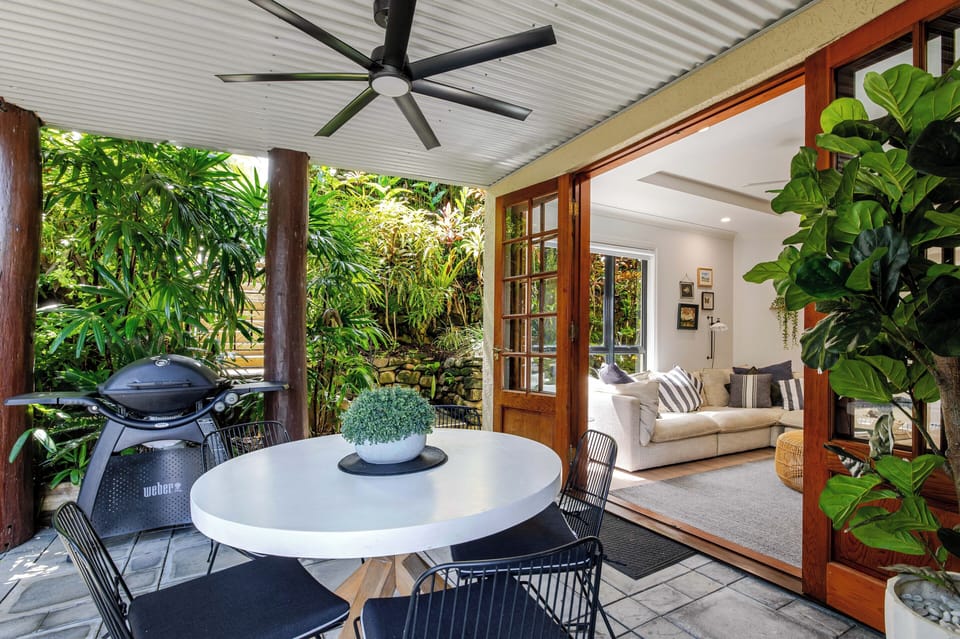 Outdoor dining off lounge