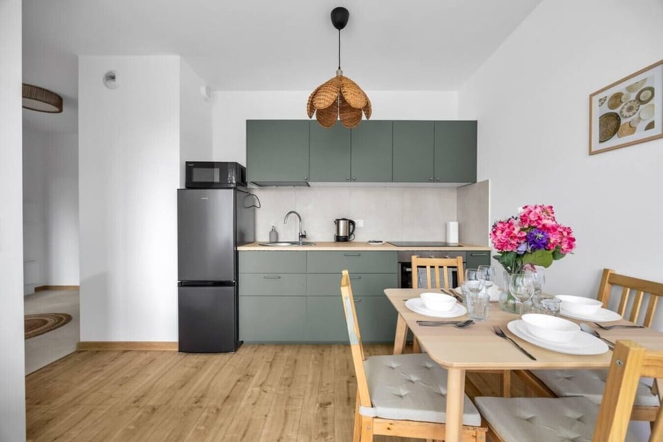 Modern Open-Plan Living Area with Fully Equipped Kitchen and Dining Space for Shared Moments | Book Now with RENTUJEMY.COM
