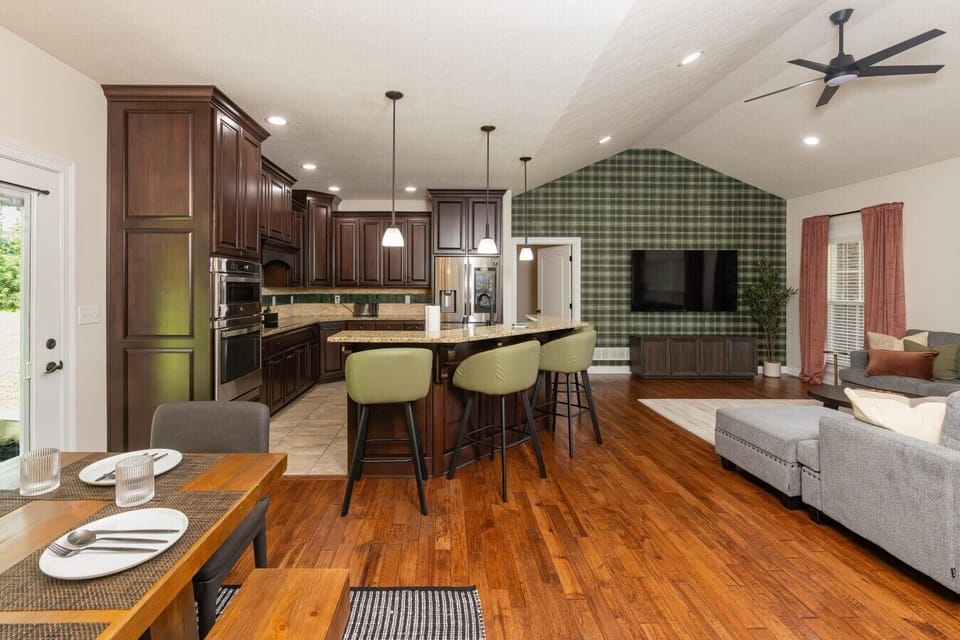 Bardstown Trailhead - Main Living Space-18