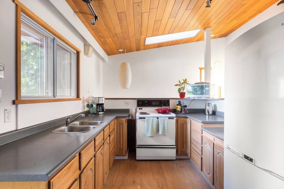 Kitchen with Stove and  fridge