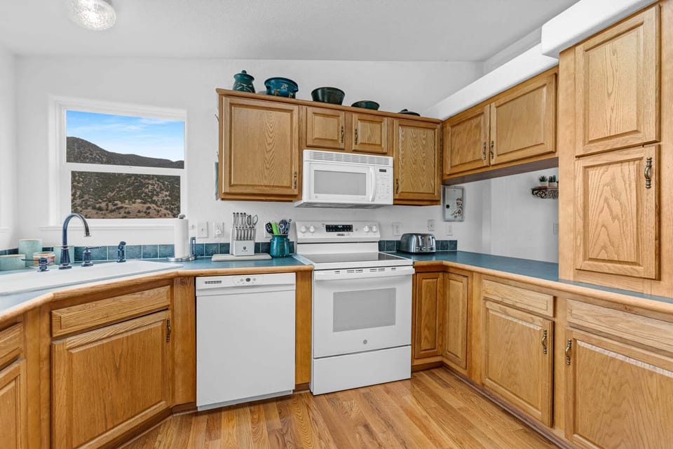 Kitchen
•Dishwasher
•Electric Range