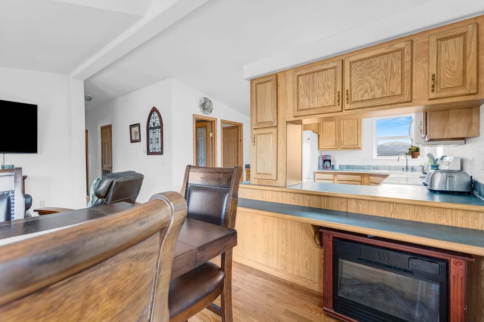 Dining Area
•Located off the kitchen