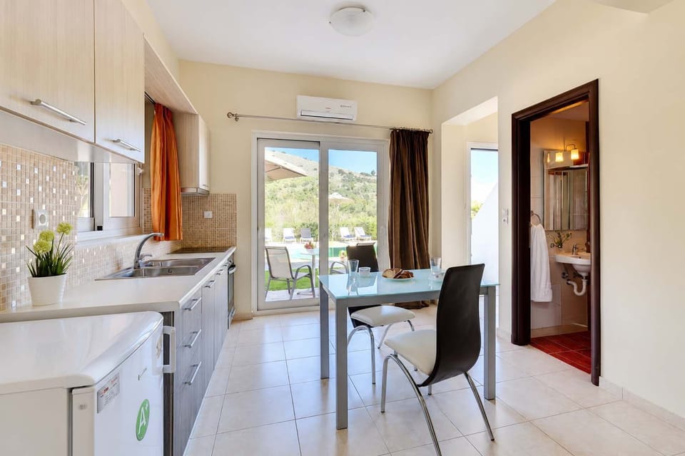 Bright and fully equipped kitchen with a dining space and direct access to the patio.