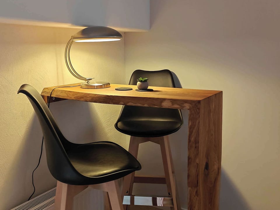 Arbeitsplatz im kleinen Zimmer