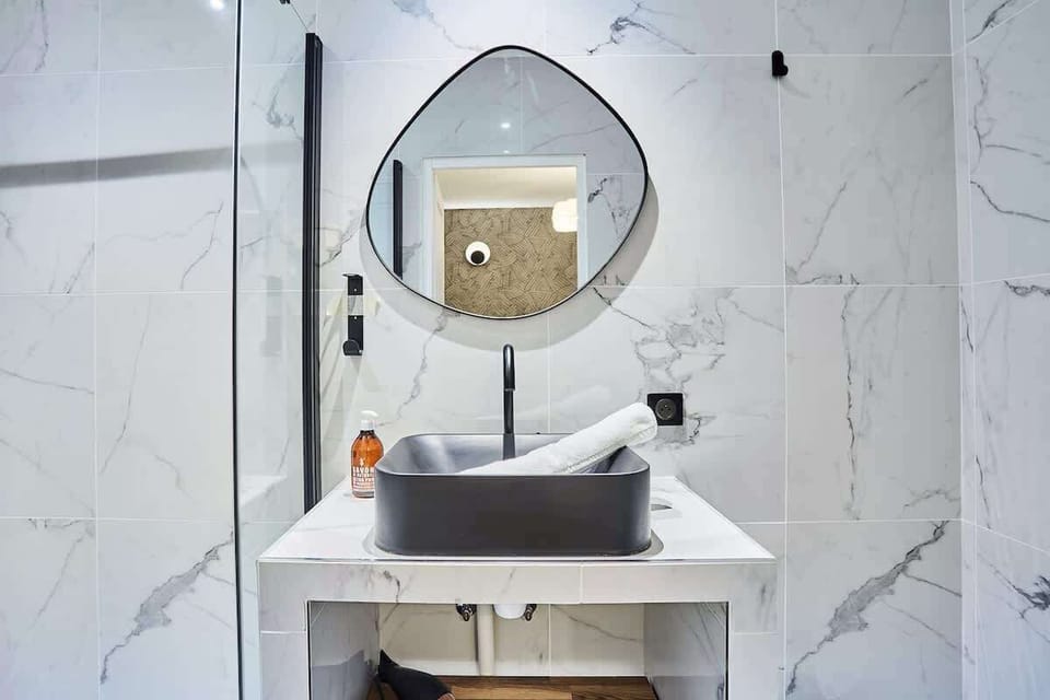 Salle de Bain (douche, lavabo, toilette)