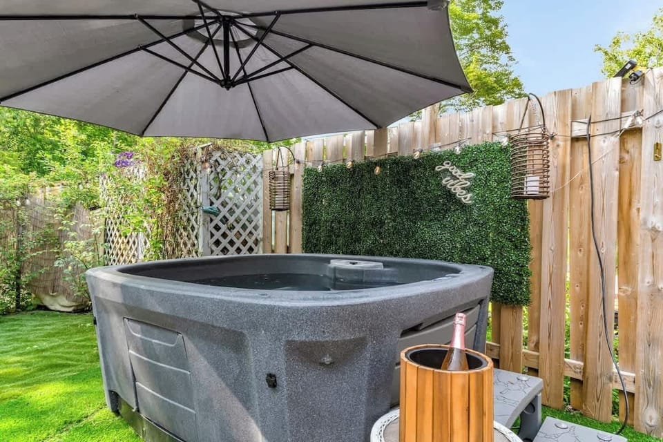 ⭐️NEW HOT TUB!⭐️