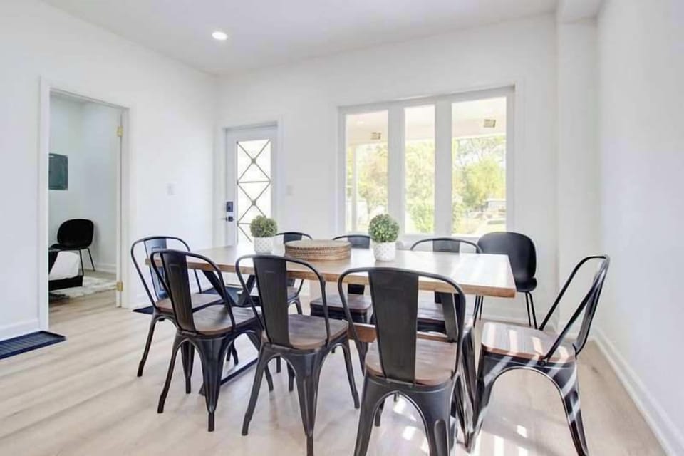 Gather around this welcoming table for everything from morning coffee chats to celebratory dinners
