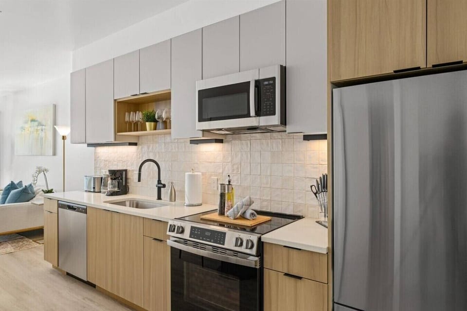 Fully stocked kitchen with all that you need. Pots, pans, bakeware, salt +pepper, and olive oil!!