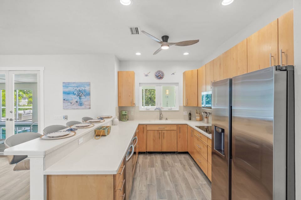 This kitchen is ready for home cooked meals - or enjoying takeout from one of the many highly rated Gulf Gate restaurants close by.