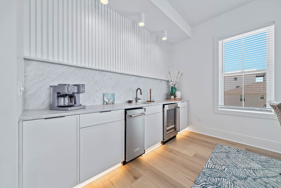 Wet bar, ice maker, wine cooler