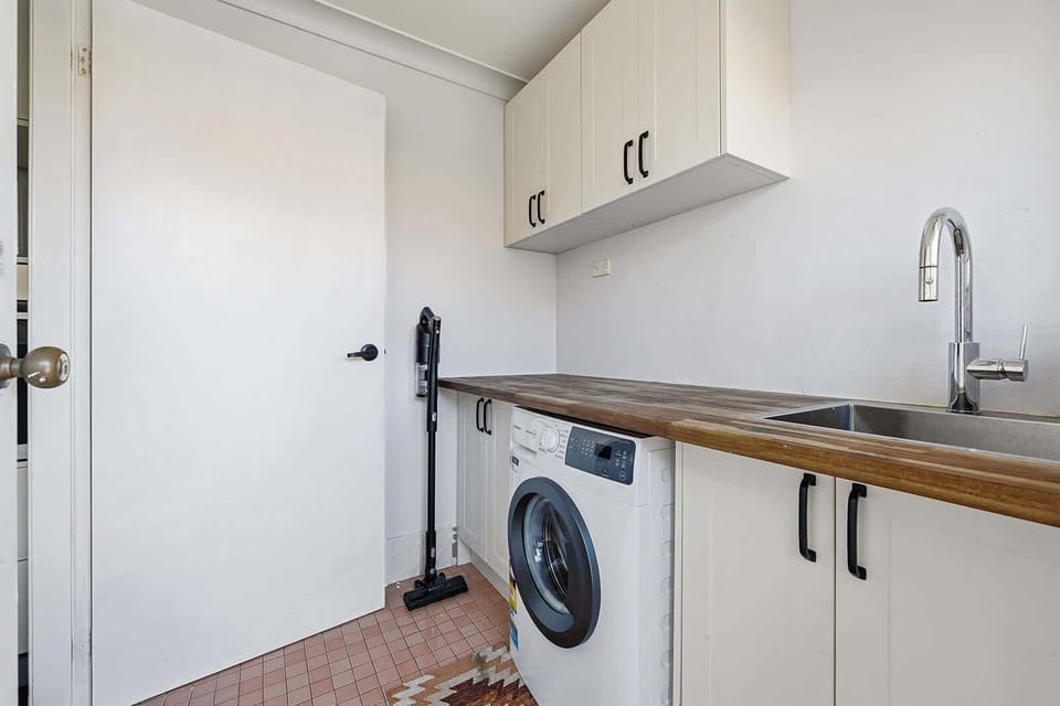 Laundry with Washing Machine + Iron