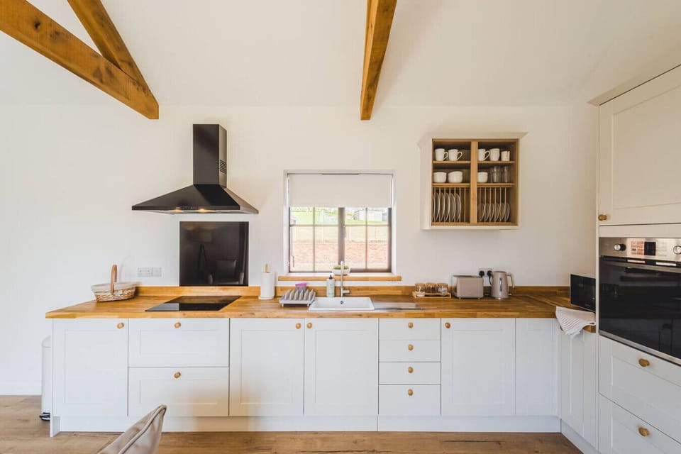 Cook with ease in a well-equipped kitchen full of character.