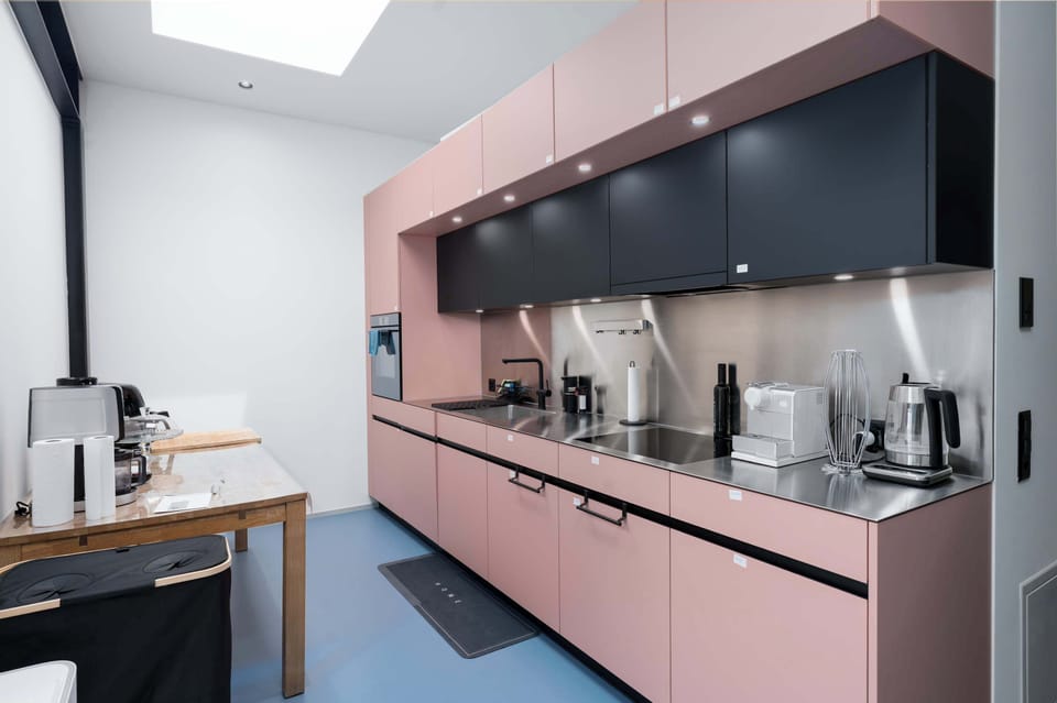 Fully equipped kitchen with modern appliances and cooking essentials.
