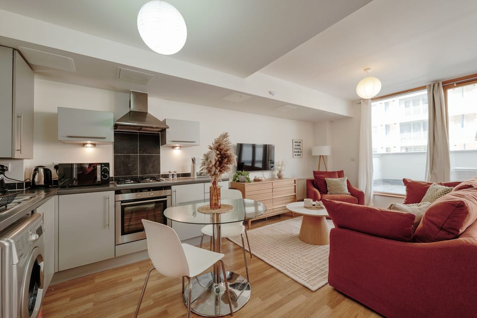 This open-plan studio features a fully equipped kitchen and a cosy 2-seat dining area