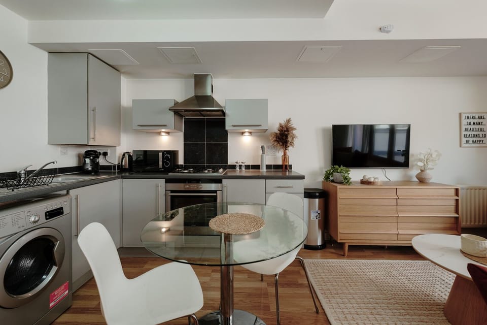This open-plan studio features a fully equipped kitchen and a cosy 2-seat dining area