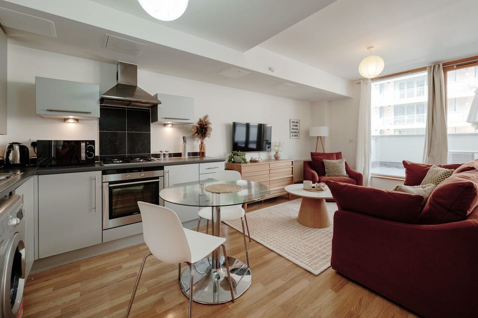 This open-plan studio features a fully equipped kitchen and a cosy 2-seat dining area