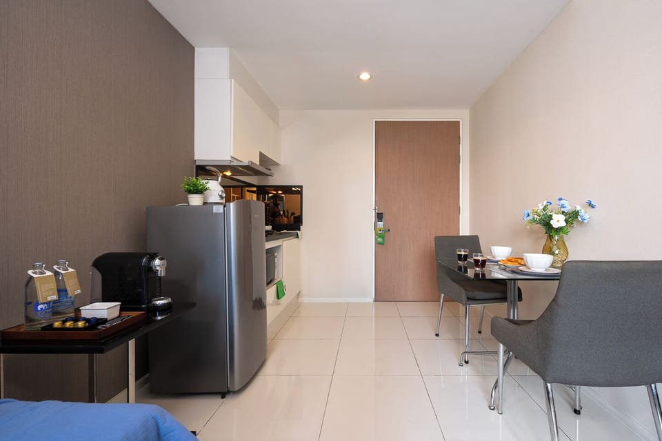 Bright studio with kitchenette, dining nook, and modern cozy design