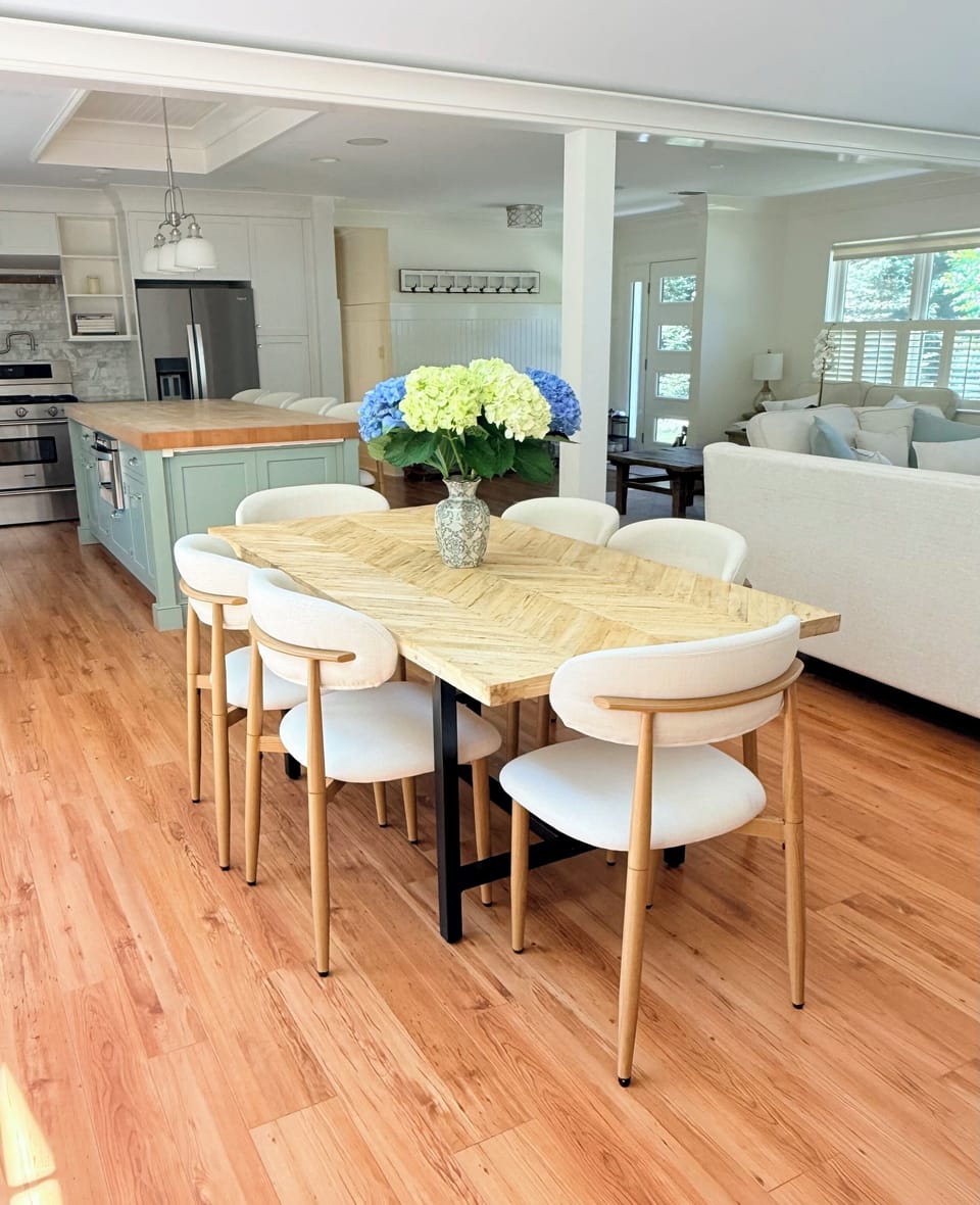 Main dining & kitchen area 