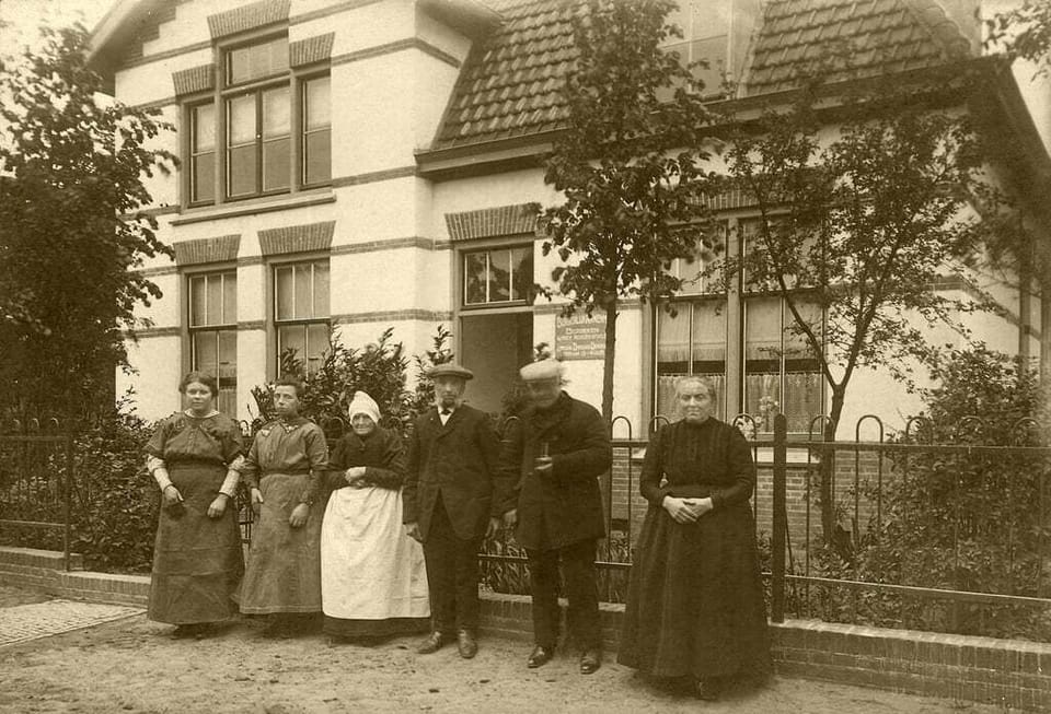 Das Haus aus dem Jahr 1912 und seine früheren Bewohner.