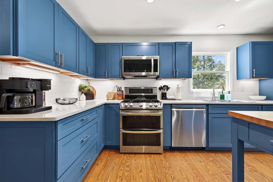 Chef’s Dream Kitchen – Fully stocked with high-end appliances and plenty of cabinetry, making cooking a breeze.
