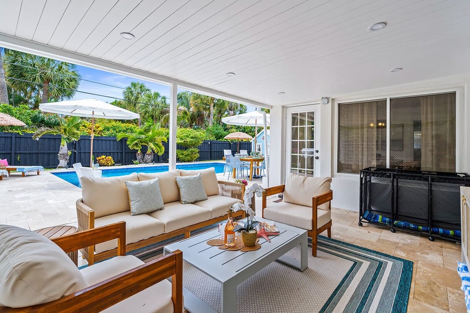 ☀️ Start your mornings with coffee and end your evenings with cocktails in this comfortable outdoor living space overlooking the pool.