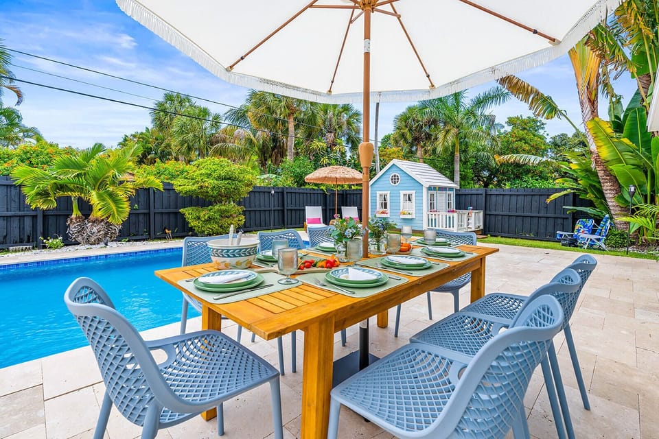 🍽️ Gather around for alfresco meals, sunset dinners, and memorable family moments by the pool.