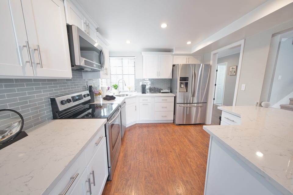 Bright chef’s kitchen with quartz, stainless, and roomy peninsula