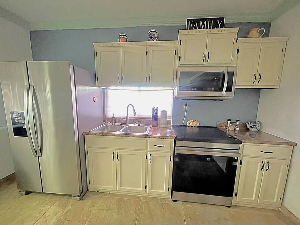 Upgraded stainless steel appliance throughout kitchen
