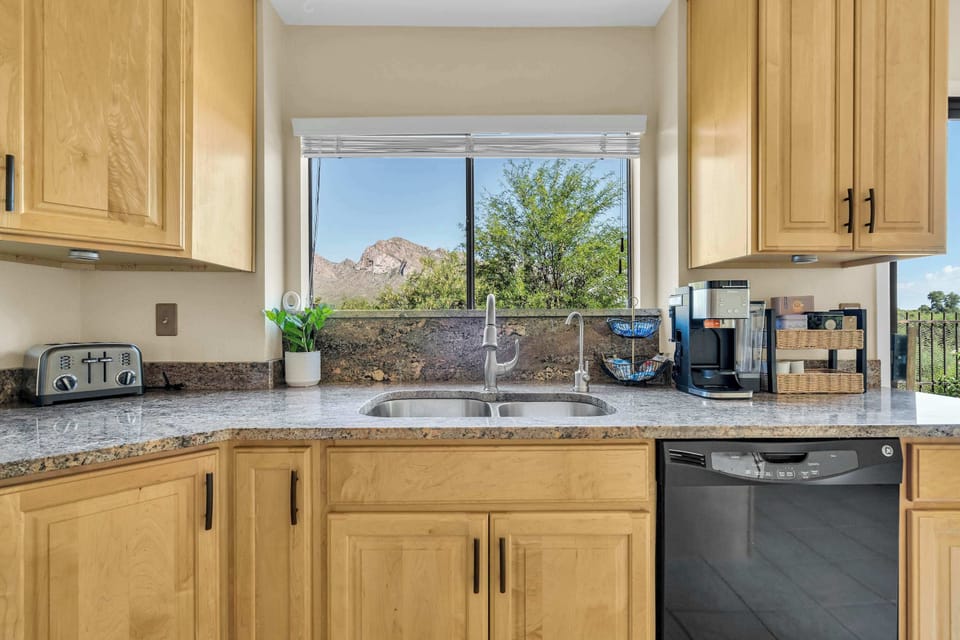 Kitchen with Catalina Views
Prepare meals while enjoying beautiful Catalina Mountain views from the kitchen sink. Bright, open, and fully equipped for everything from morning coffee to family dinners.