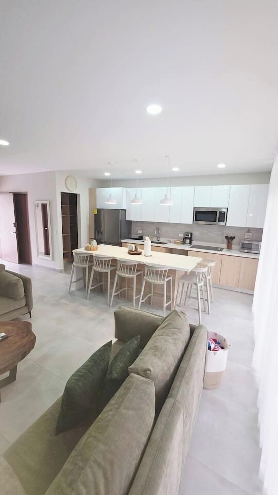 Prepara tus comidas con toda comodidad en una cocina completamente equipada con todo lo necesario para disfrutar de una estancia práctica y confortable.