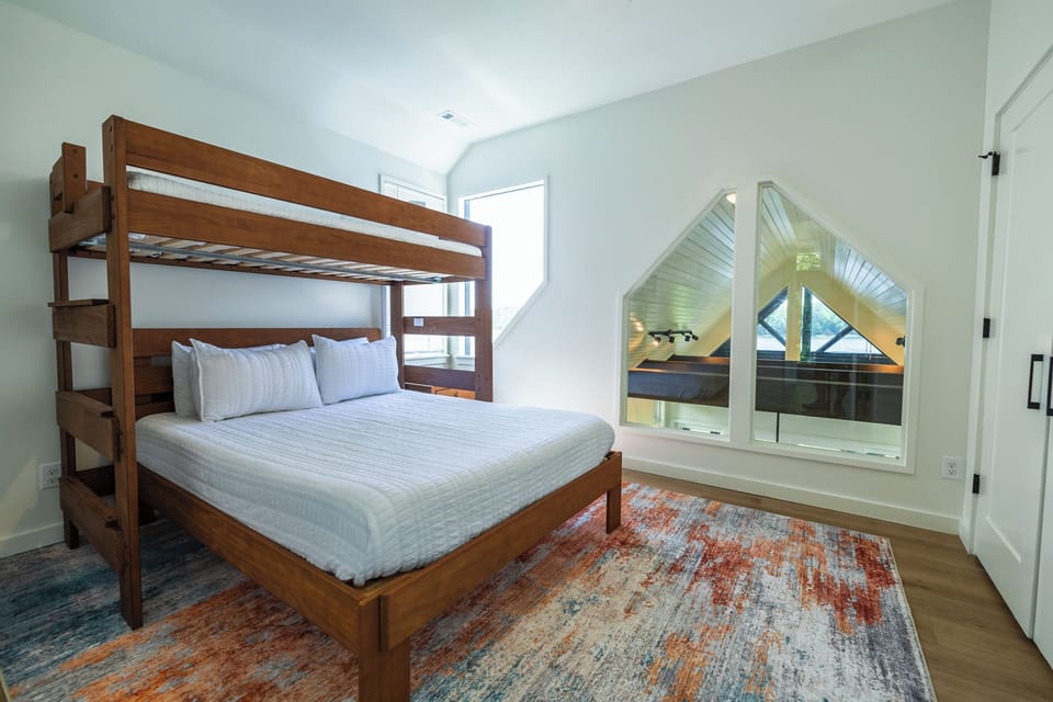 Bedroom 3/ Twin & Queen Bed