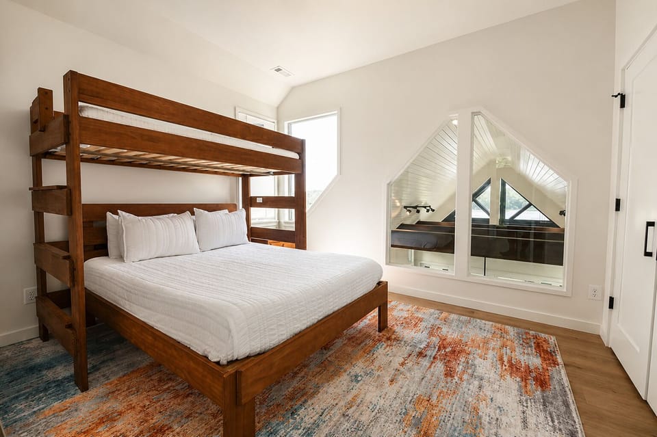 Bedroom 3/ Twin & Queen Bed