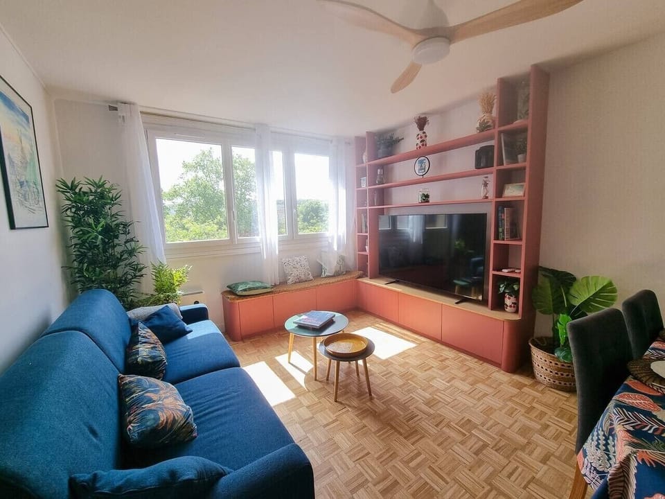 salon avec coin repas pour 6 personnes, canapé et télévison 55 pouces.