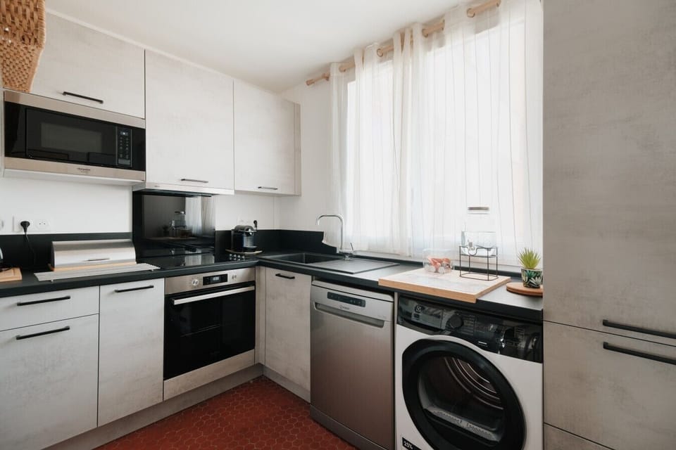 Cuisine toute équipée avec plaque de cuisson, four, four micro-onde, lave vaisselle, réfrigérateur, congélateur, machine à laver, ustensils de cuisne, cafetière Nespresso.