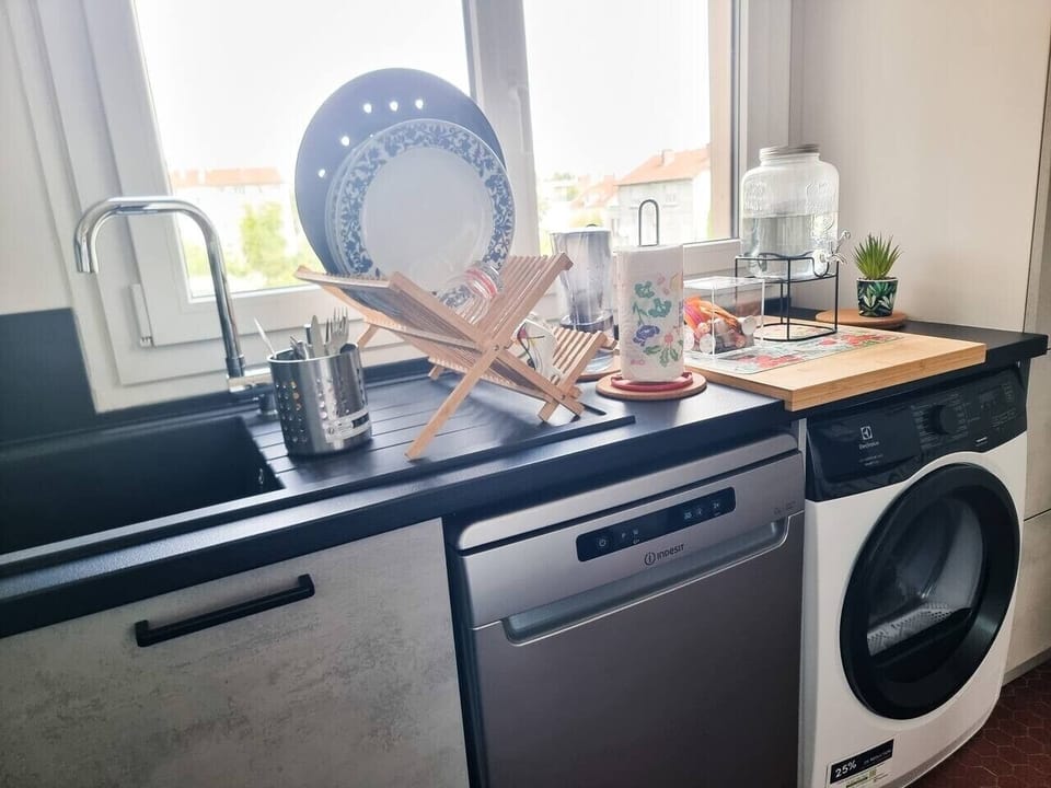 Cuisine toute équipée avec plaque de cuisson, four, four micro-onde, lave vaisselle, réfrigérateur, congélateur, machine à laver, ustensils de cuisne, cafetière Nespresso.