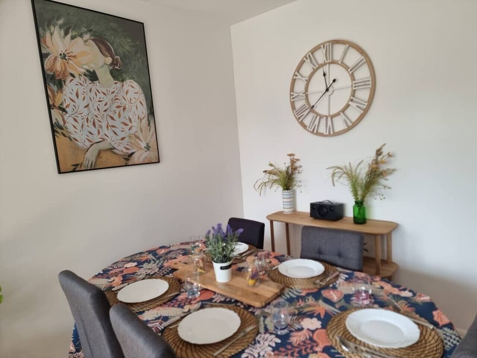 coin repas avec table et chaises pour 6 personnes.