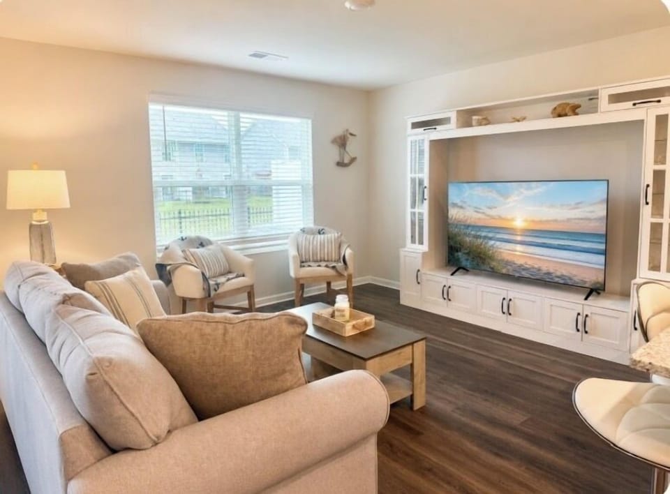 Sink into plush, comfortable seating and stream your favorite shows on the big-screen TV. After a day of sun and salt air, this cozy living room is the perfect place to kick back, relax, and recharge for tomorrow's adventures. ⭐