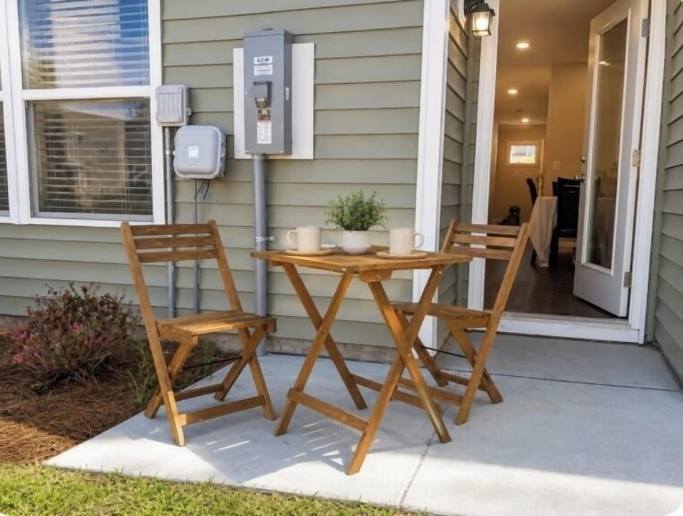 Step outside to your own private patio with a bistro set, ideal for sipping morning coffee in the fresh air or winding down with an evening breeze after a day of exploring. ⭐