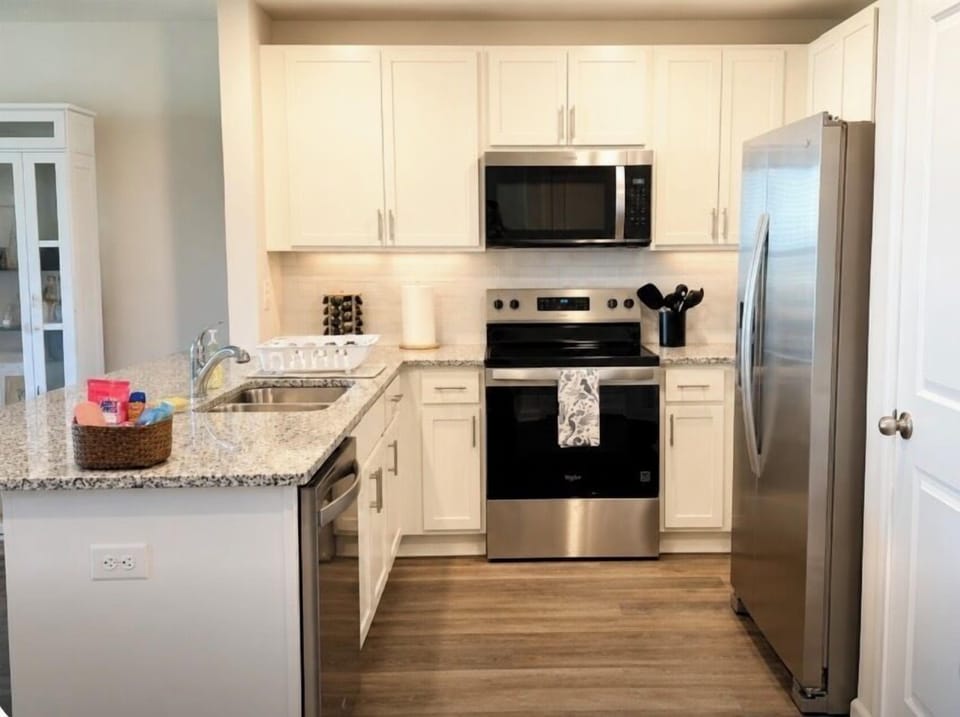 Cook with ease in a bright, fully equipped kitchen featuring stainless steel appliances and all the essentials. Whether it's a quick breakfast or a full family dinner, you'll have everything you need to feel right at home. ⭐
