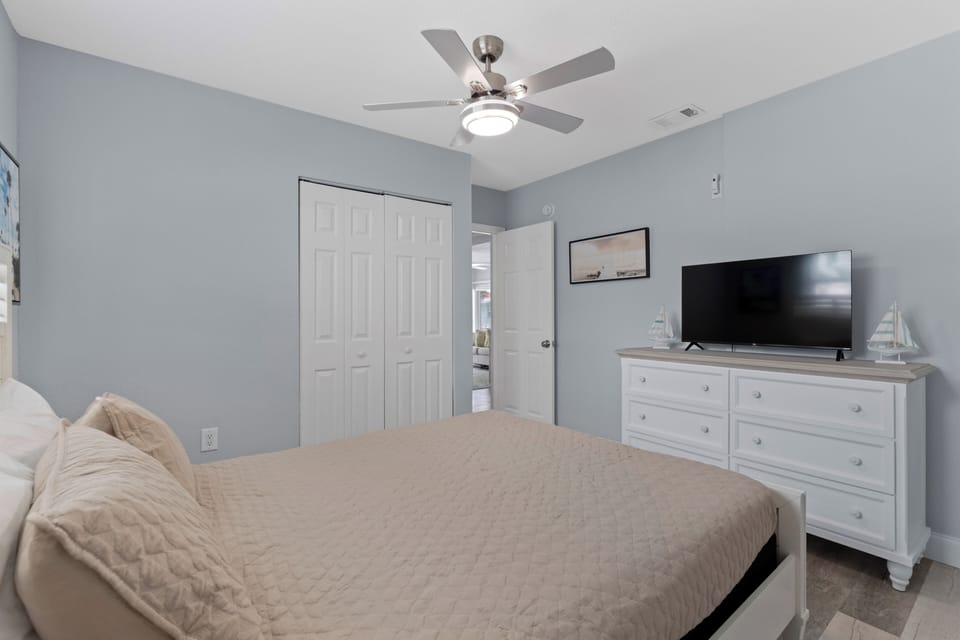 Tv and extra storage.