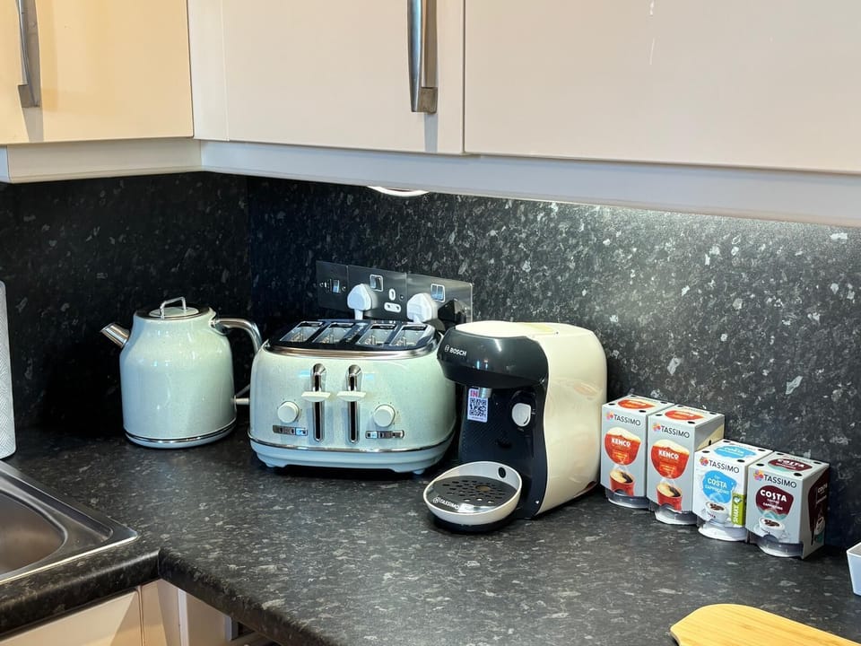 Everything you need in the kitchen. Dishwasher, Coffee Machine, Toaster...... 
