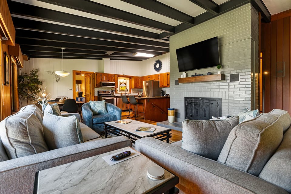 Living Area w/ Smart TV & Non-Working Fireplace
