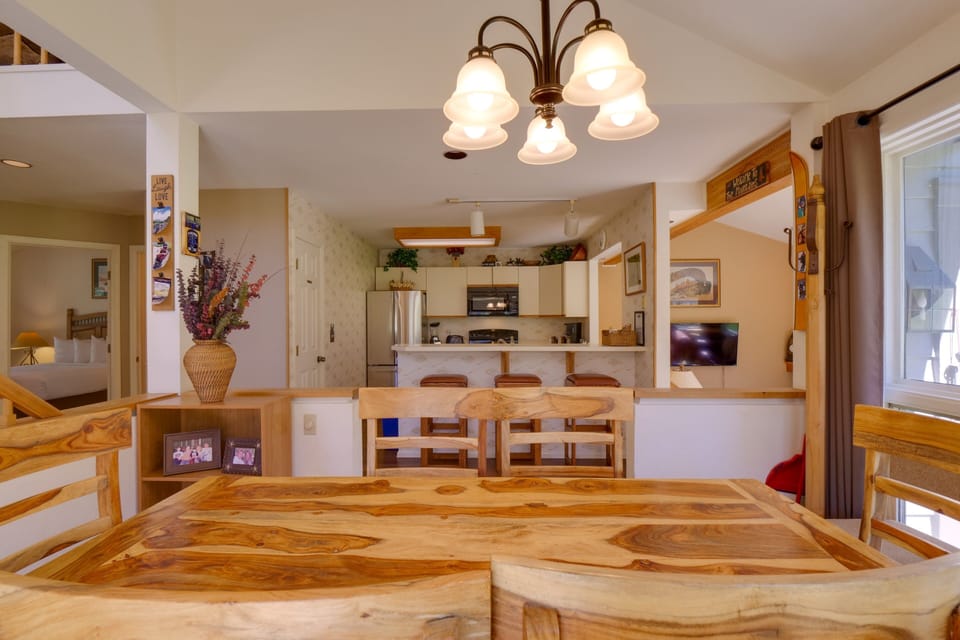 Floor, Flooring, Indoors, Hardwood, Furniture