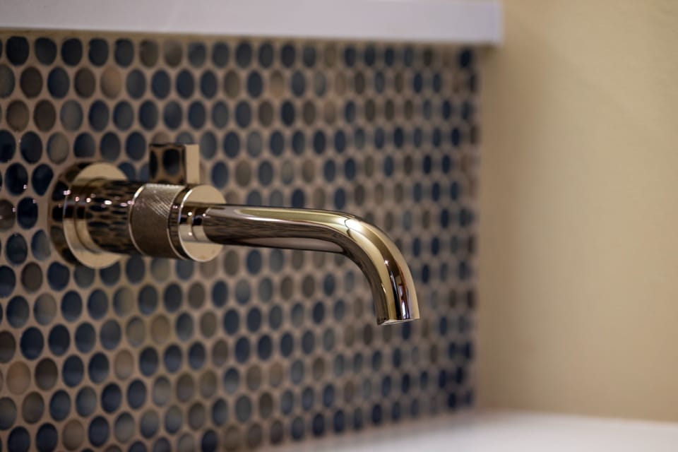 Sink, Sink Faucet, Indoors, Bathroom, Room