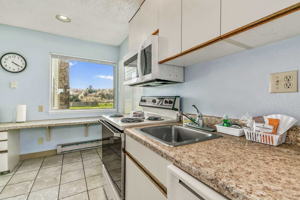 No need to dine out when you've got a fully equipped kitchen