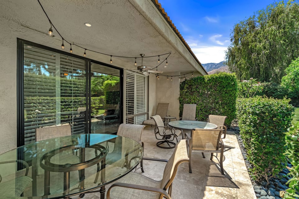 Corner unit patio with gas bbq, kitchen pass thru windows and alfresco dining