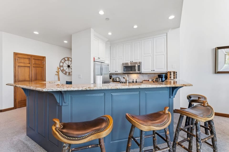 Fully equipped kitchen with bar seating