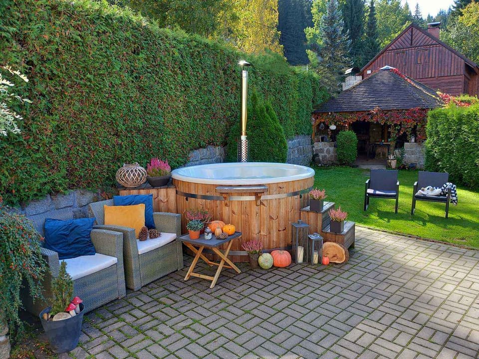 Outdoor spa tub