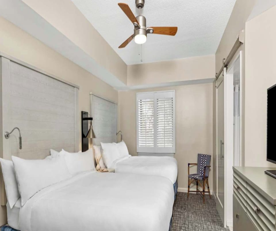 Bedroom 2: 2 Queen Beds